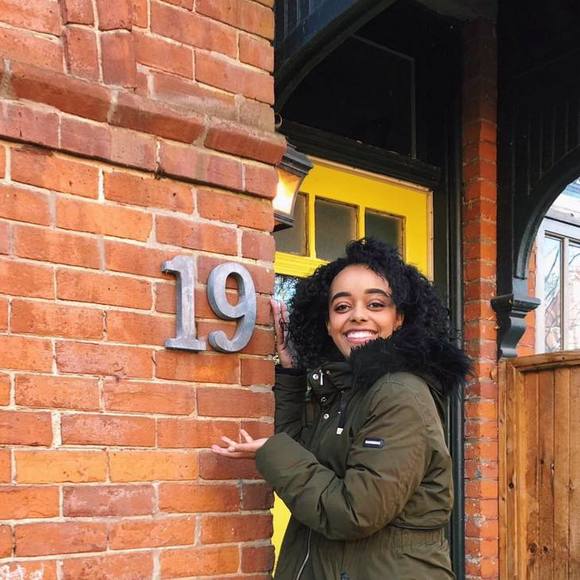 Meet your Posher, Helen - Picture 1 of 1